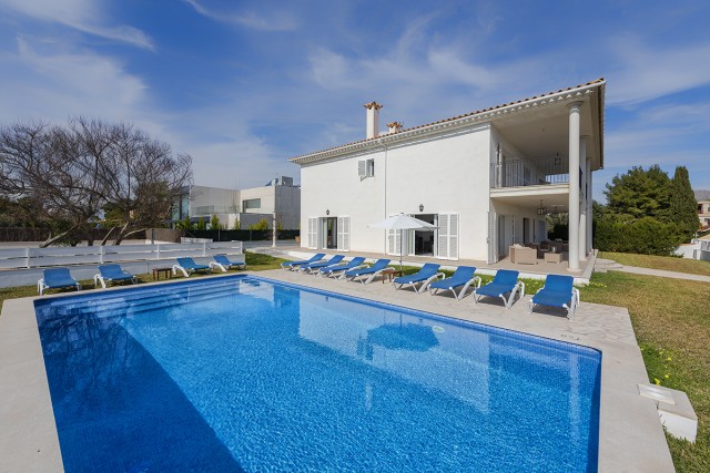 Fantastic six bedroom villa with holiday rental license minutes from the beach in Puerto Pollensa
