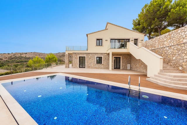 Impeccable five bedroom villa with pool, rental license and magnificent views in Canyamel