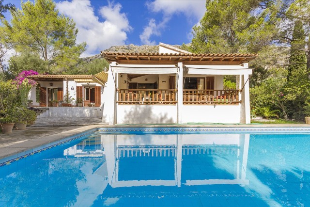 Private rustic villa with pool and garden in a peaceful residential area of Pollensa