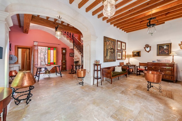 Attractive 4 bedroom house with stone façade, right in the heart of Sa Pobla