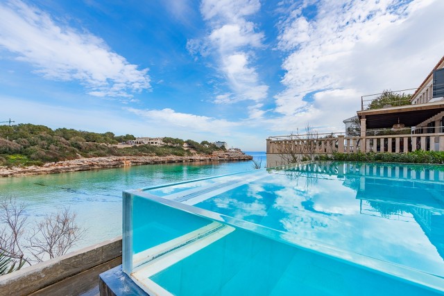 Beachside villa with infinity pool overlooking the sea in Porto Colom