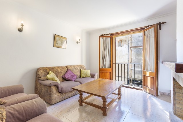 Perfectly located 3 bedroom apartment minutes away from the main square in Pollensa