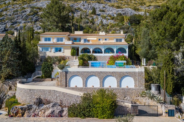 Luxury hillside villa with fantastic sea views in a prestigious area of Pollensa