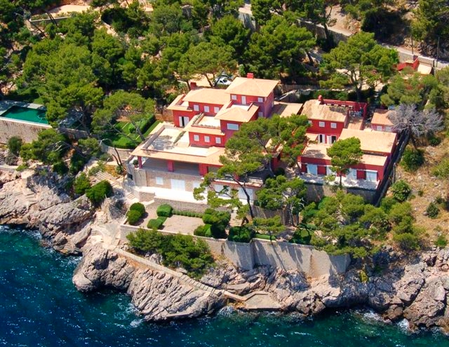 Impressive waterfront villa for sale in Formentor with direct access to the sea, Pollensa,  North of Mallorca