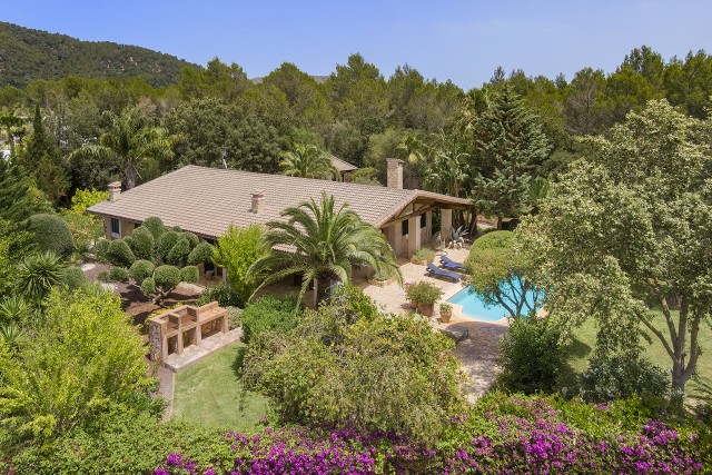 POL4634RM Exclusive 3-bedroom villa on a large residential plot near Pollensa
