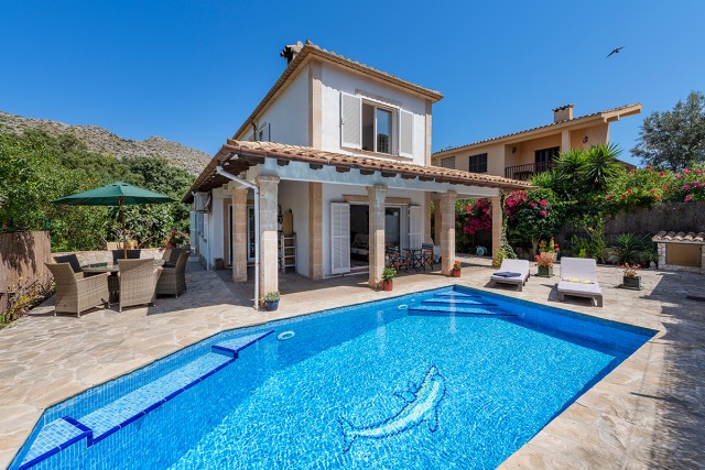 Family villa with private pool, just a short walk from the beach in Cala San Vicente