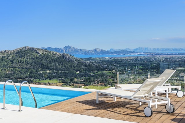 POL4728ETVRM This elegant, ultra-modern villa in Pollensa enjoys spectacular sea views over three bays