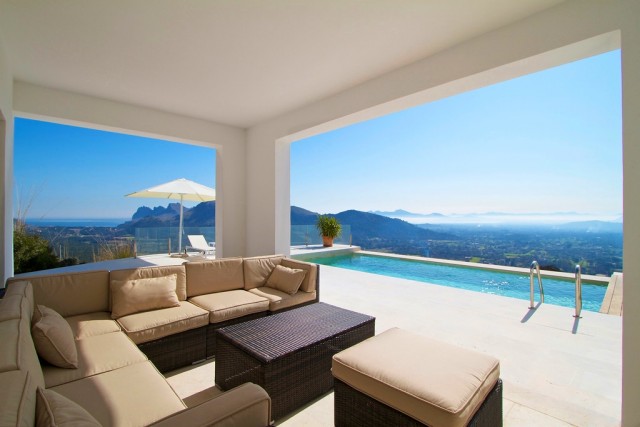 POL4728ETVRM This elegant, ultra-modern villa in Pollensa enjoys spectacular sea views over three bays