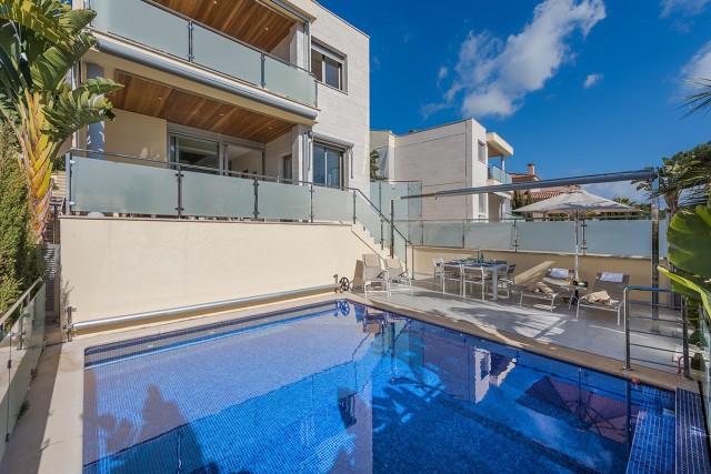 Elegant sea view villa with heated pool and rental license near the golf course in Alcanada