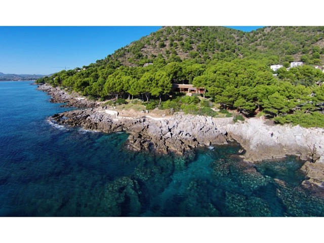 Unique seafront property with direct sea access in an exclusive location on the east coast