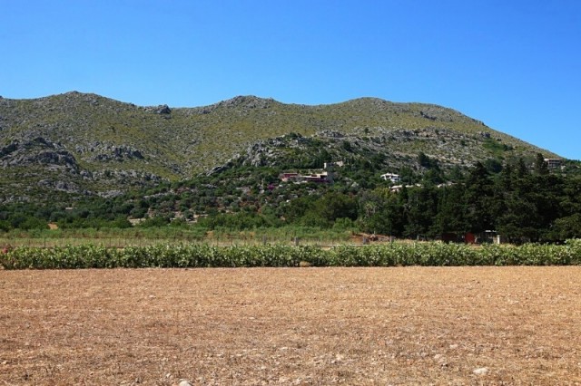 Land with planning consent and project to build a family home between Pollença and the Port