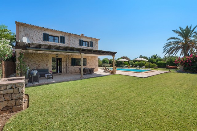 Beautiful country home with pool, conveniently located between Pollensa and Alcudia