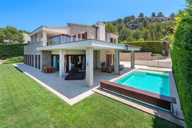 Impressive four bedroom villa with holiday rental license in prestigious Canyamel