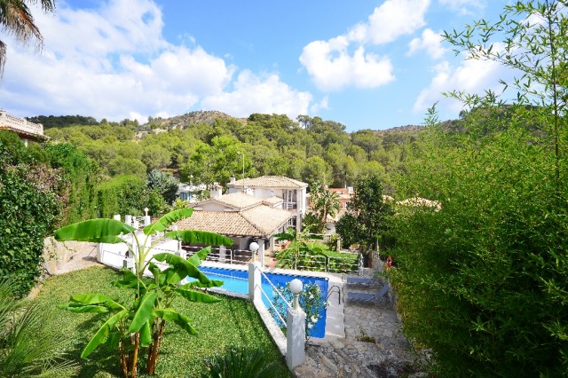 Spacious villa with 6 bedrooms and lovely garden in upmarket Alcanada, Alcúdia