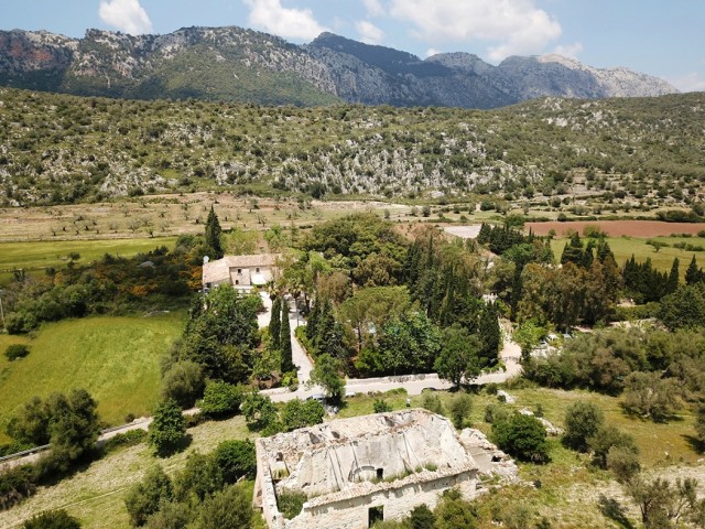 Picturesque finca with huge plot in the idyllic area surrounded by mountains