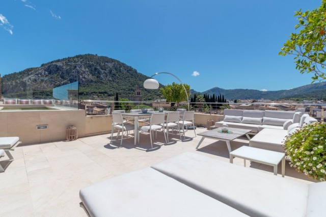 Luxurious four bedroom town house with pool and garage in Pollensa old town