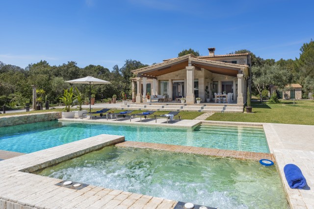 Outstanding country home on a large plot near the golf course in Pollensa