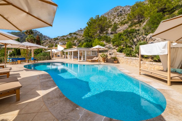 POL40382POL5 Impressive luxury villa with panoramic views across the countryside to the sea near Pollensa