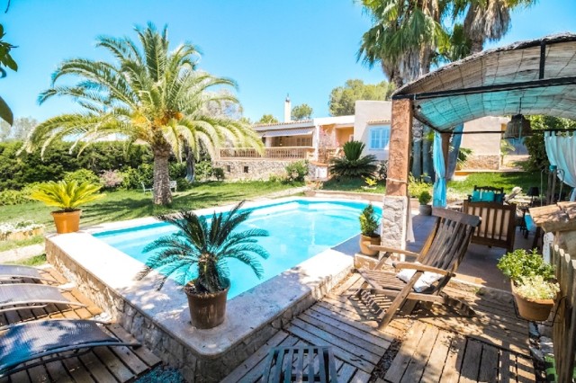 Cosy villa for sale in Santa Ponsa - with a nice pool and a beautiful Mediterranean garden