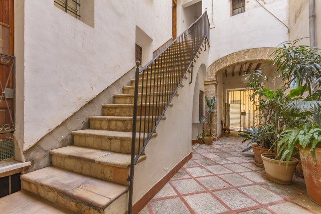 SWOPAL1398RM 4 Bedroom apartment with courtyard entrance and balcony in Palma