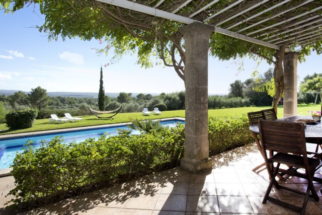 Spacious villa with landscaped gardens and pool, near Palma in Puntiró
