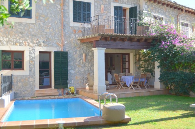 Very comfortable house for sale in Puigpunyent with a well maintained garden