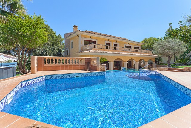 SWOTOR4464 Villa for sale in El Toro with large sunny balcony overlooking pool and garden