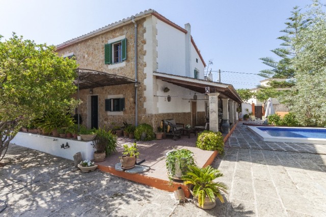 SWOPAL4640 Impressive 100-year-old villa in a quiet area with 7 bedrooms and 5 bathrooms.