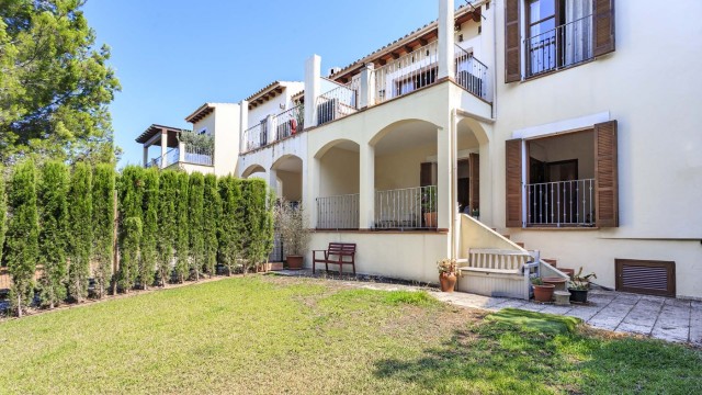 Townhouse for sale in Bendinat with 2 terraces and a private garden