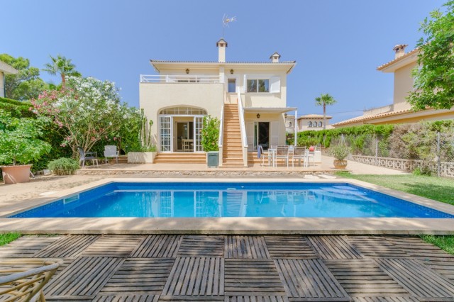 Beautiful house with private garden and pool in quiet residential area of El Toro