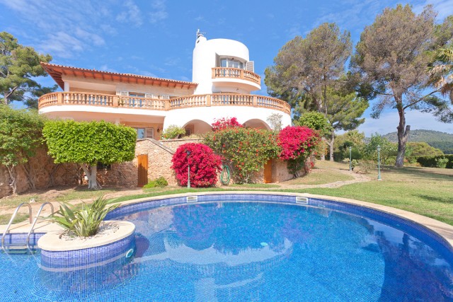 Classic Mediterranean villa with sea views