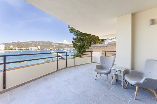 Nicely appointed apartment with beautiful sea views in Palmanova