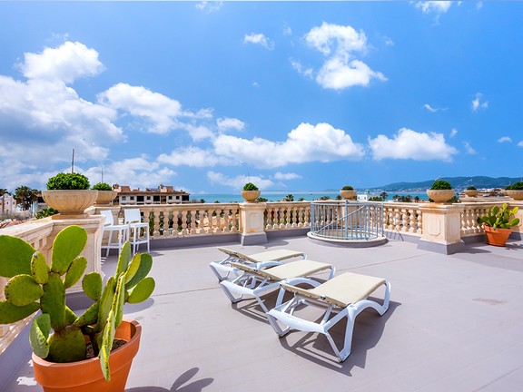 Large penthouse with private roof top terrace in Ciudad Jardín