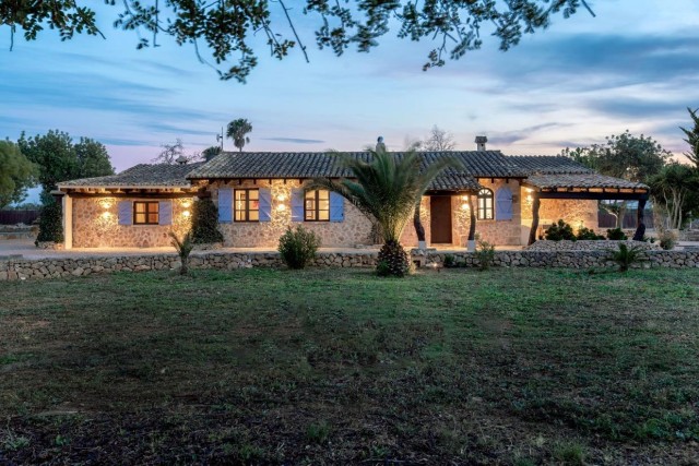 Rustic finca with large plot, private pool and artificial beach in Llucmajor