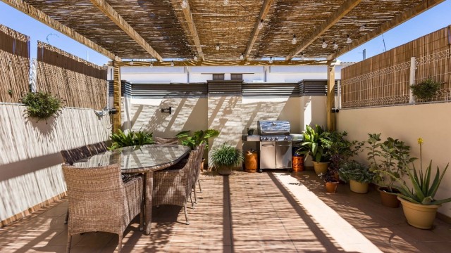Townhouse with magnificent patio and private parking in Son Espanyolet