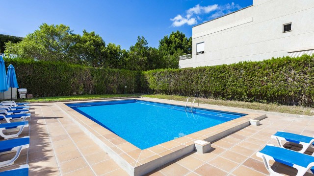 Delightful townhouse with garage and community pool in central Palma