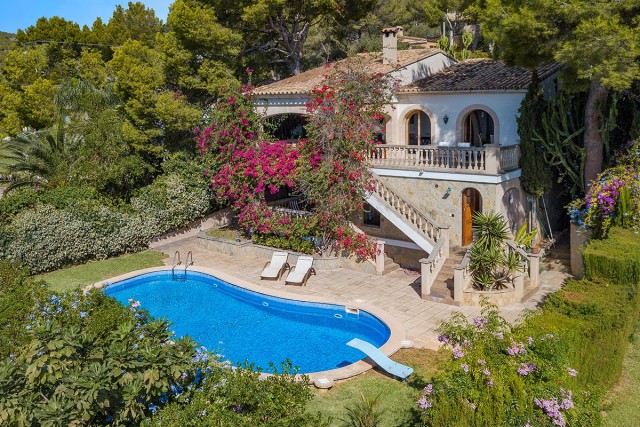 Spacious villa with garden and pool in walking distance to the centre of Portals Nous