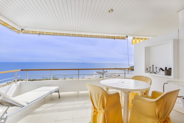 Third floor frontline apartment with beautiful sea views in Illetes