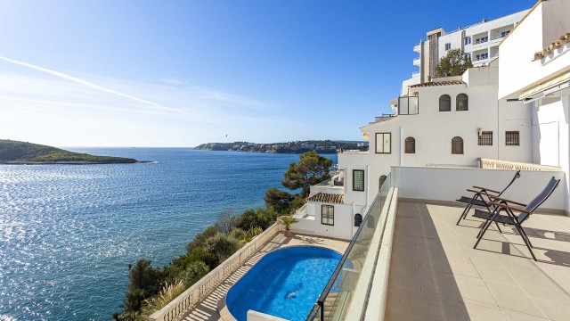 Modern 2 bedroom apartment with incredible sea views in Palmanova
