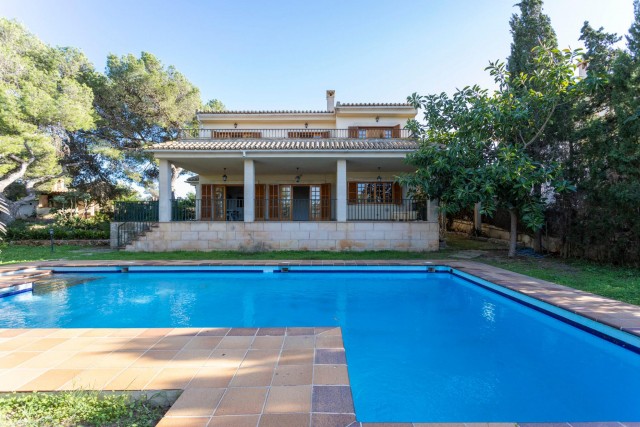 Large villa with lots of potential near the coasts in Cala Blava, Llucmajor