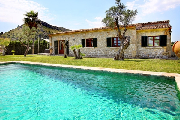 Country house with pool for sale in a stunning location between Alcudia and Pollensa