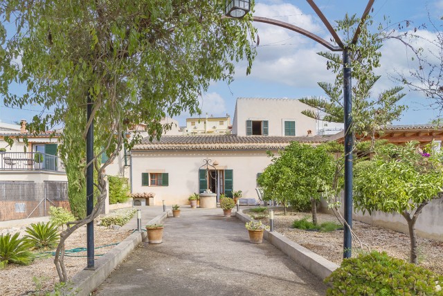Promising house with garden in Establiments, Palma, Mallorca