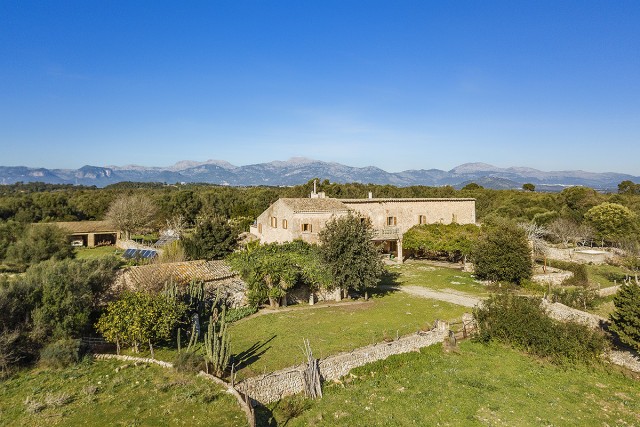 SIN52699 Impressive manor house to reform with lots of land and privacy in the Sineu countryside