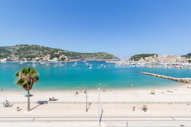 Beachfront town house with three floors and shops to renovate in Puerto de Soller