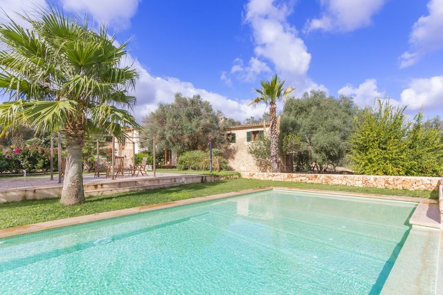 MAN5196 Beautifully presented 5 bedroom villa on a large private plot in Manacor