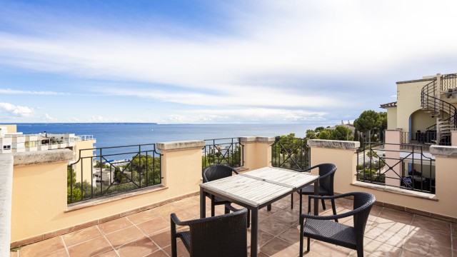 SWOBEN10325 This immaculate penthouse enjoys a prime position within this luxury development and has an 80m2 roof terrace with 360º sea and panoramic views.