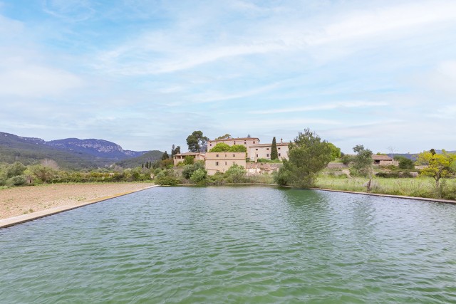 EST52720 Impressive mansion with a private chapel on a huge plot near Palma