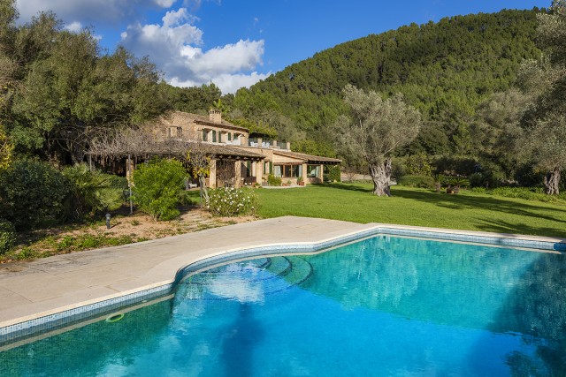 Beautiful country home with guest house, rental license and large pool in Esporles