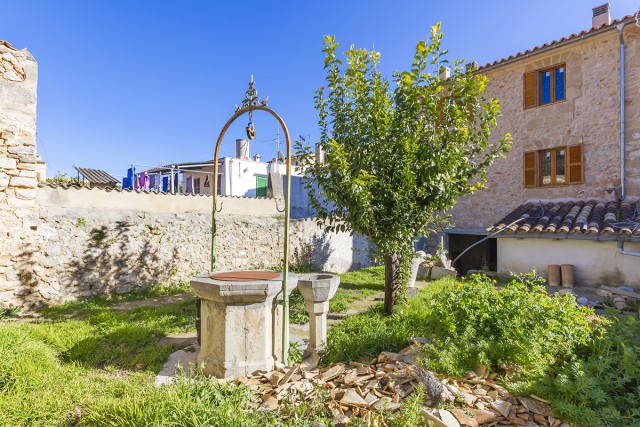 ALA20457 Large village house with building license and lots of potential in Alaró