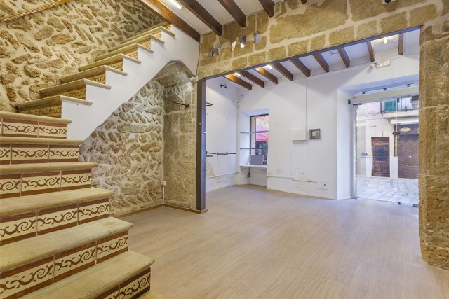 Excellent town house investment to renovate in the heart of Alcudia